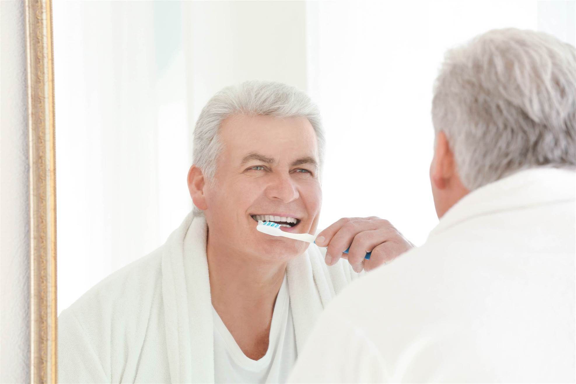 Чистка зубов защищает от слабоумия в старости