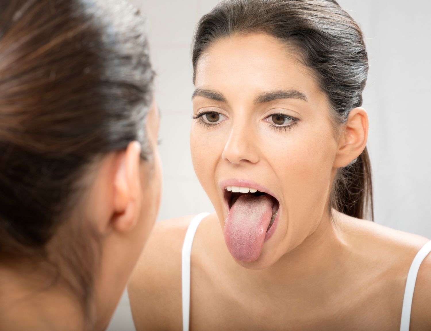 Стоматологи рассказали, как выявить по языку серьезные заболевания