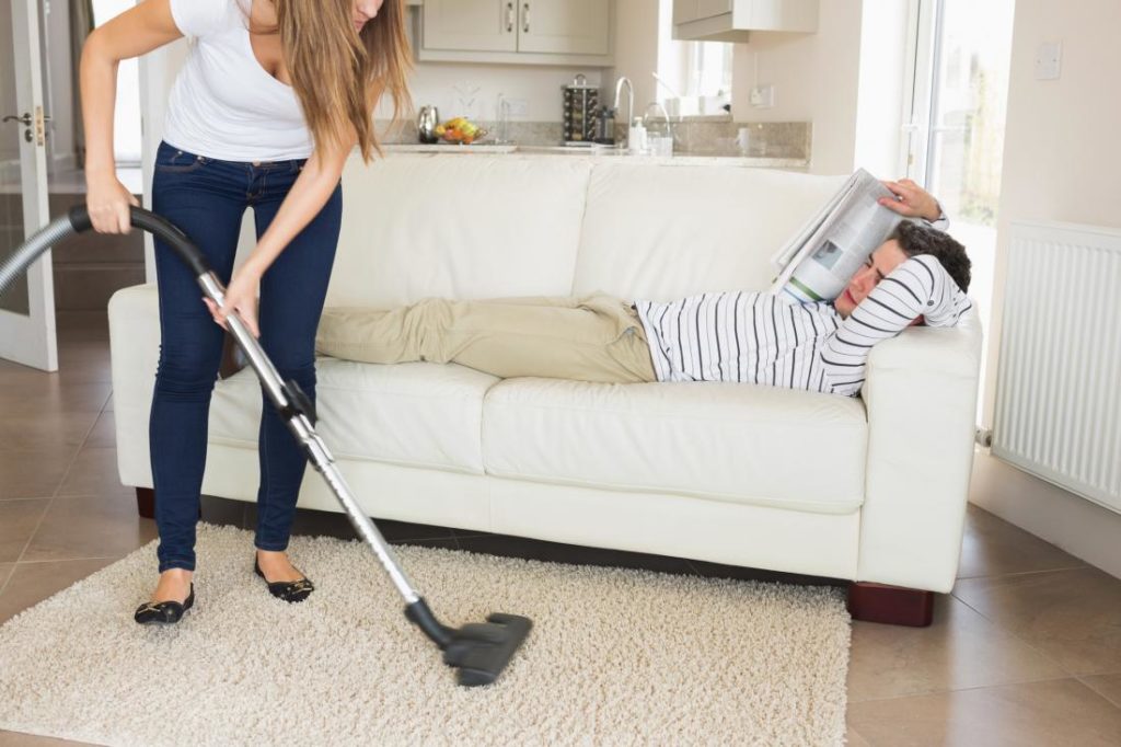 Почему мужчина не помогает жене в уборке, а валяется на диване