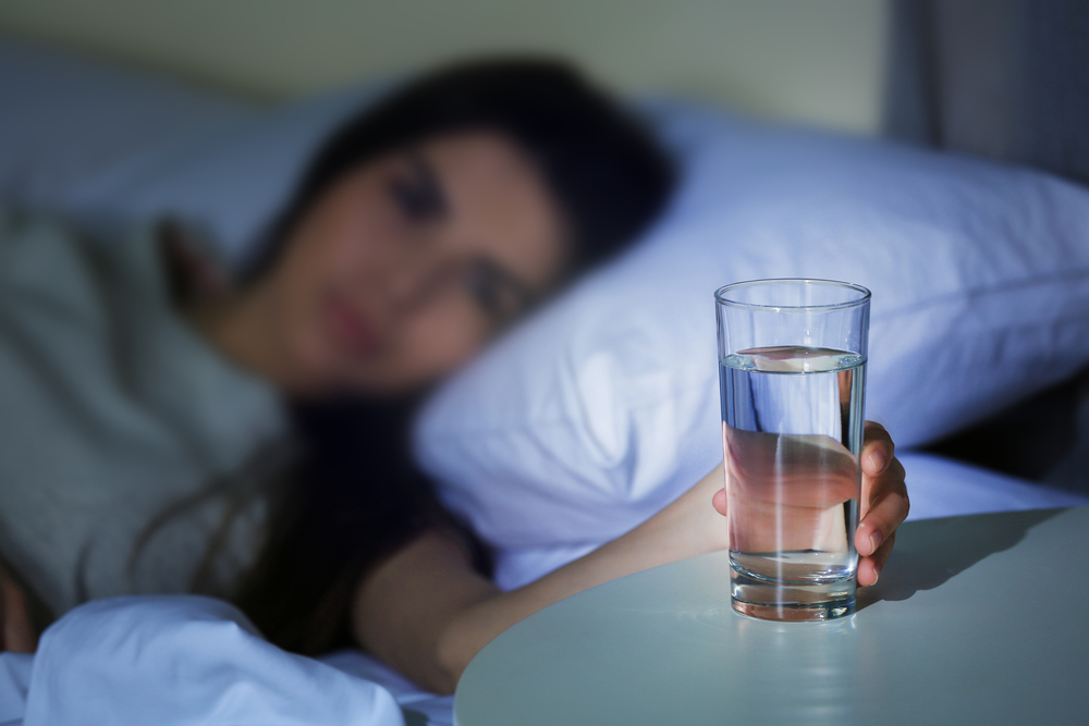 Почему не стоит пить воду, которую в стакане оставляли на ночь