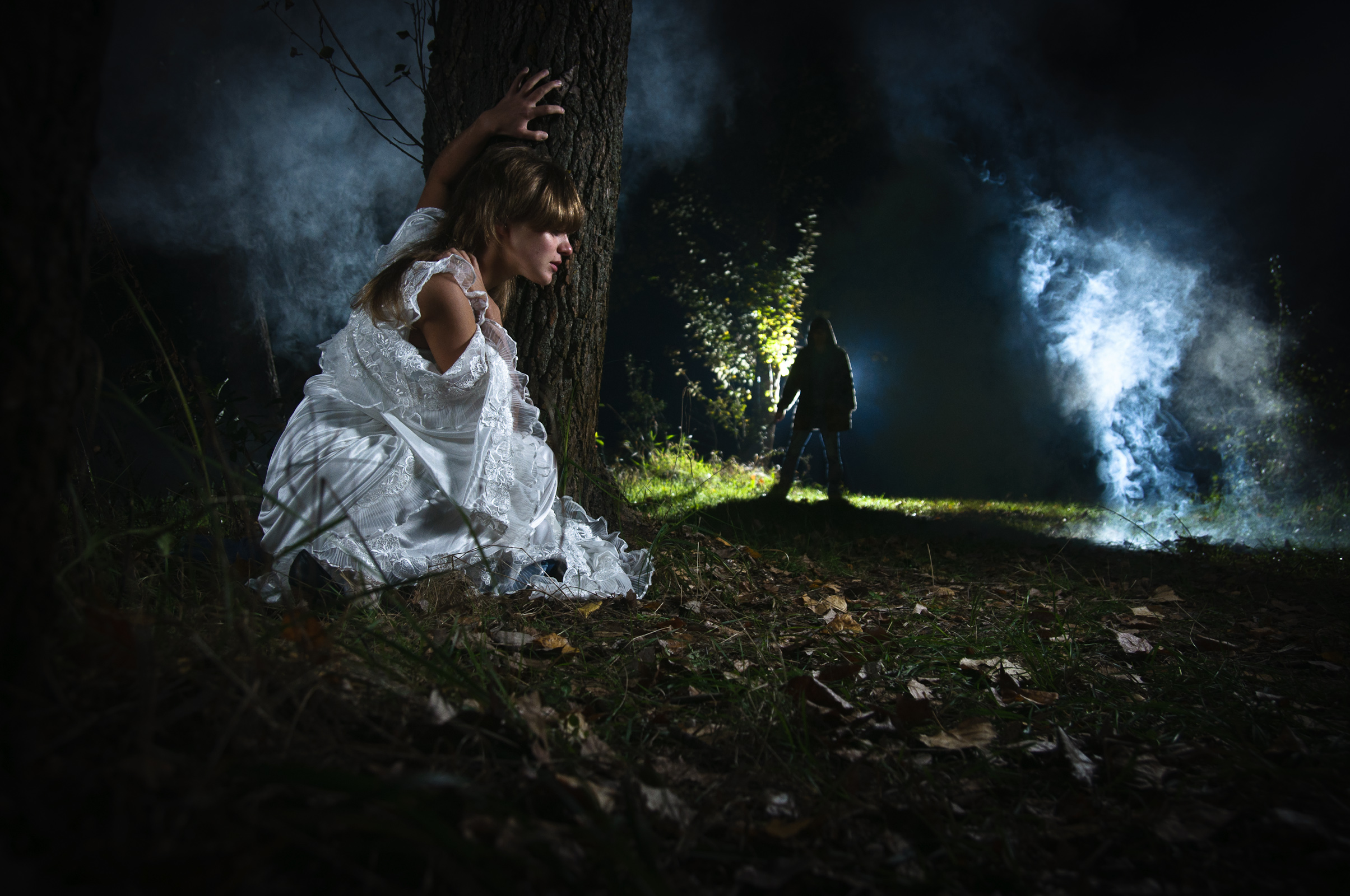 Мистические истории читать из реальной жизни людей. Лес мистика. Фотосессия ночью в лесу. Девушка с фонариком в лесу. Фотосессия в лесу мистика.