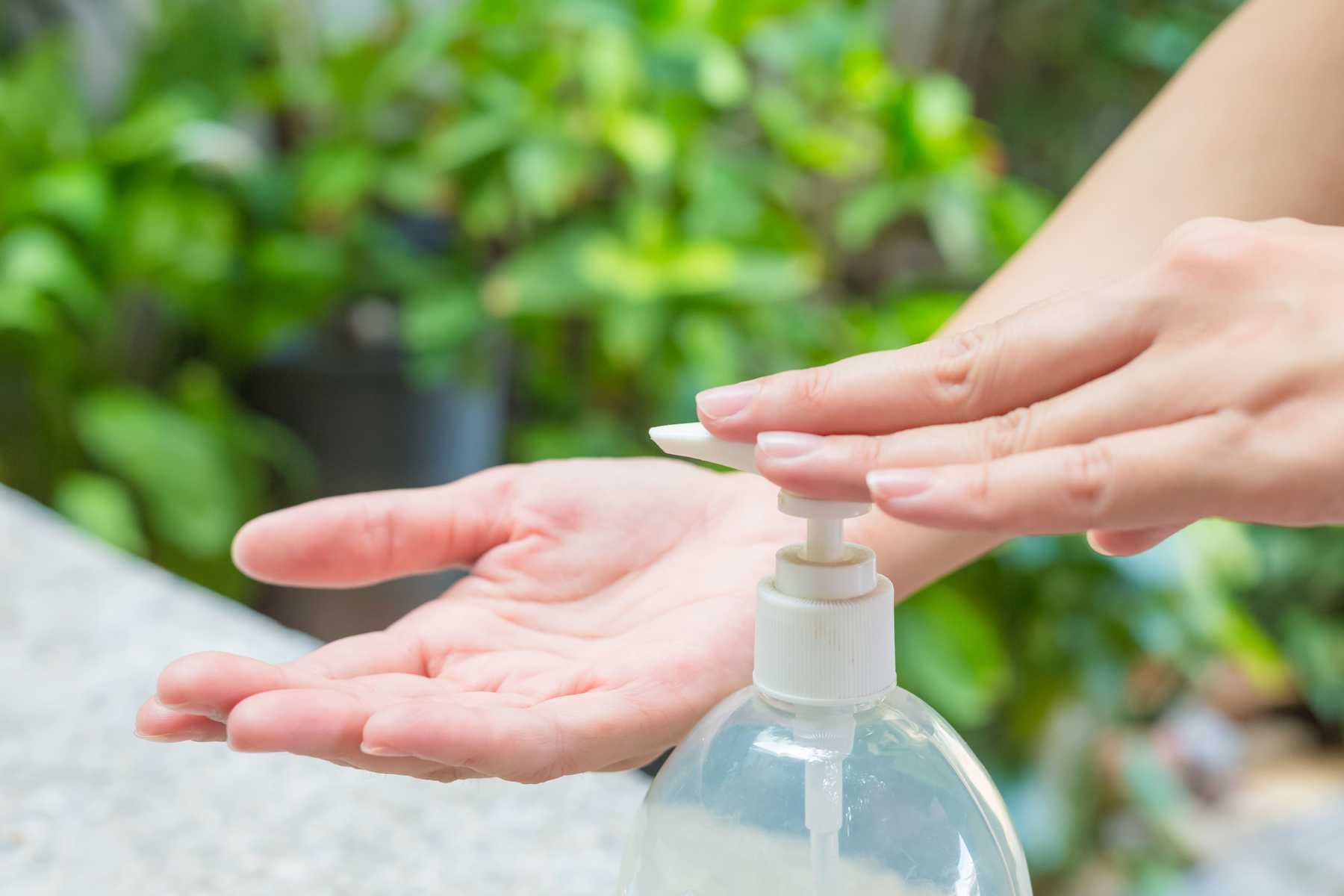 Антисептическое мытье. Мыло для рук. Жидкое мыло для рук. Руки с диспенсером жидкого мыла. Антисептическое мыло для рук.