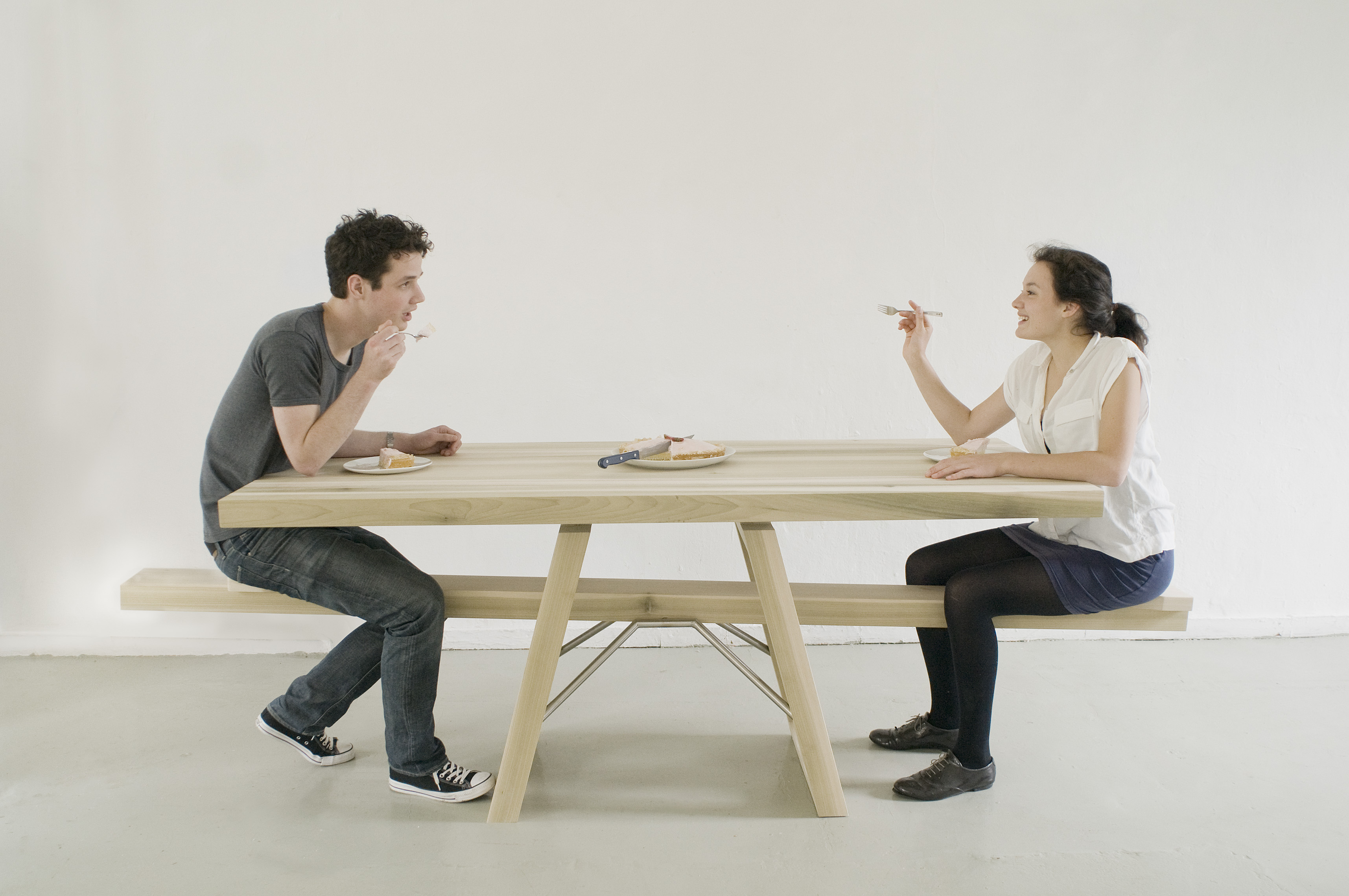 Обеденный почему. Человек сиит за столом. Человек сидит за столом. Два человека за столом. Люди сидят друг напротив друга.