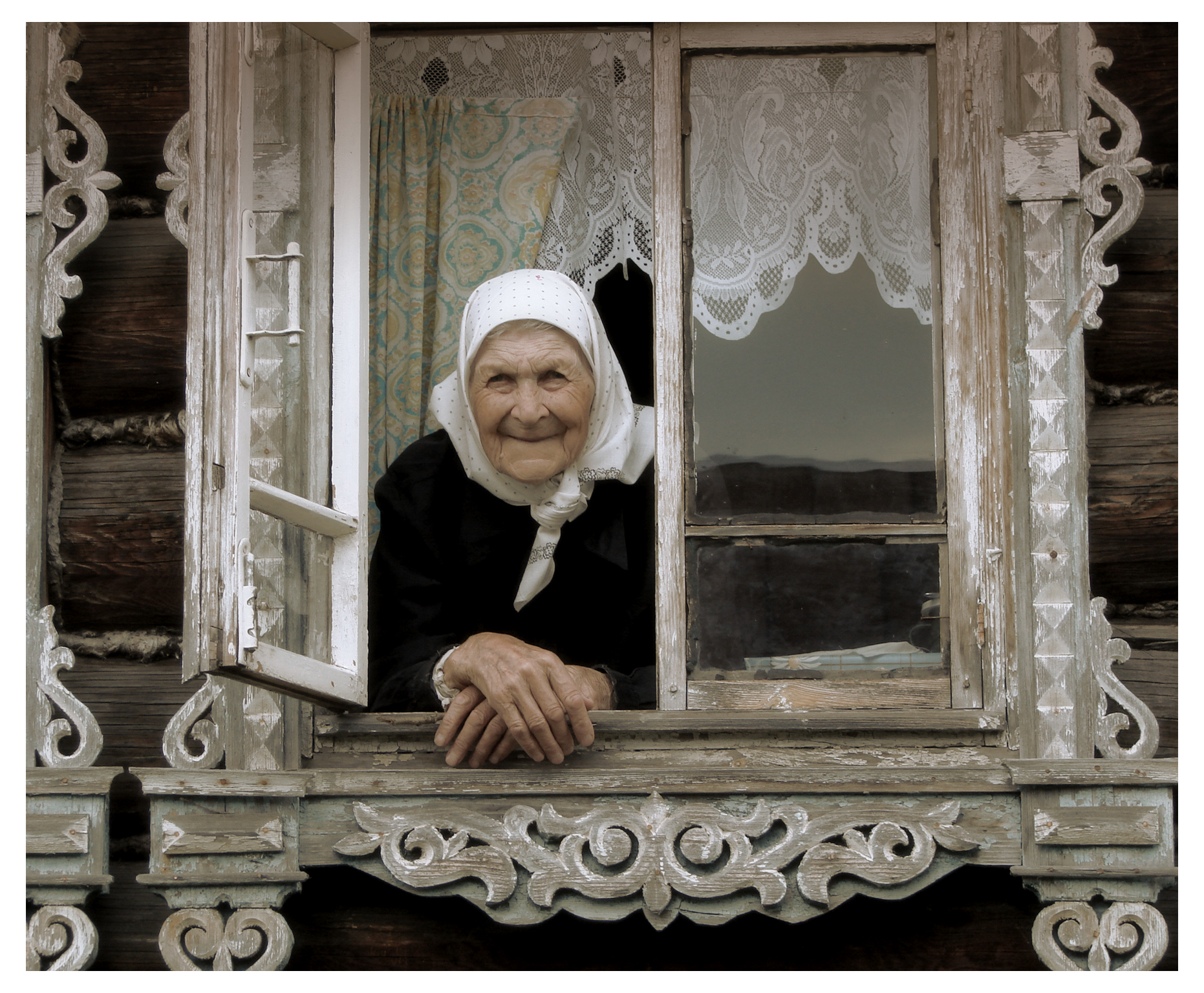 Жилье старика и старухи. Бабушка у окна. Бабушка в окошке. Старушка у окна. Старушка у окна в деревне.