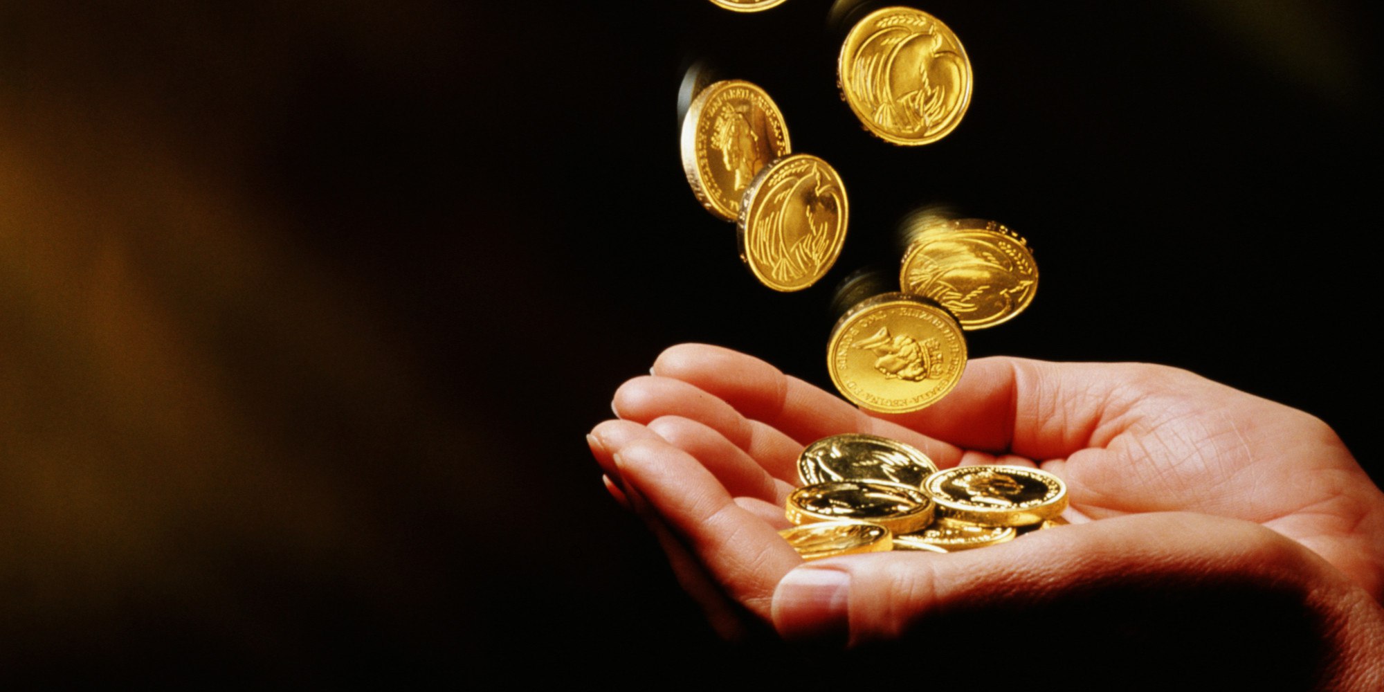 Золотые монеты в руках