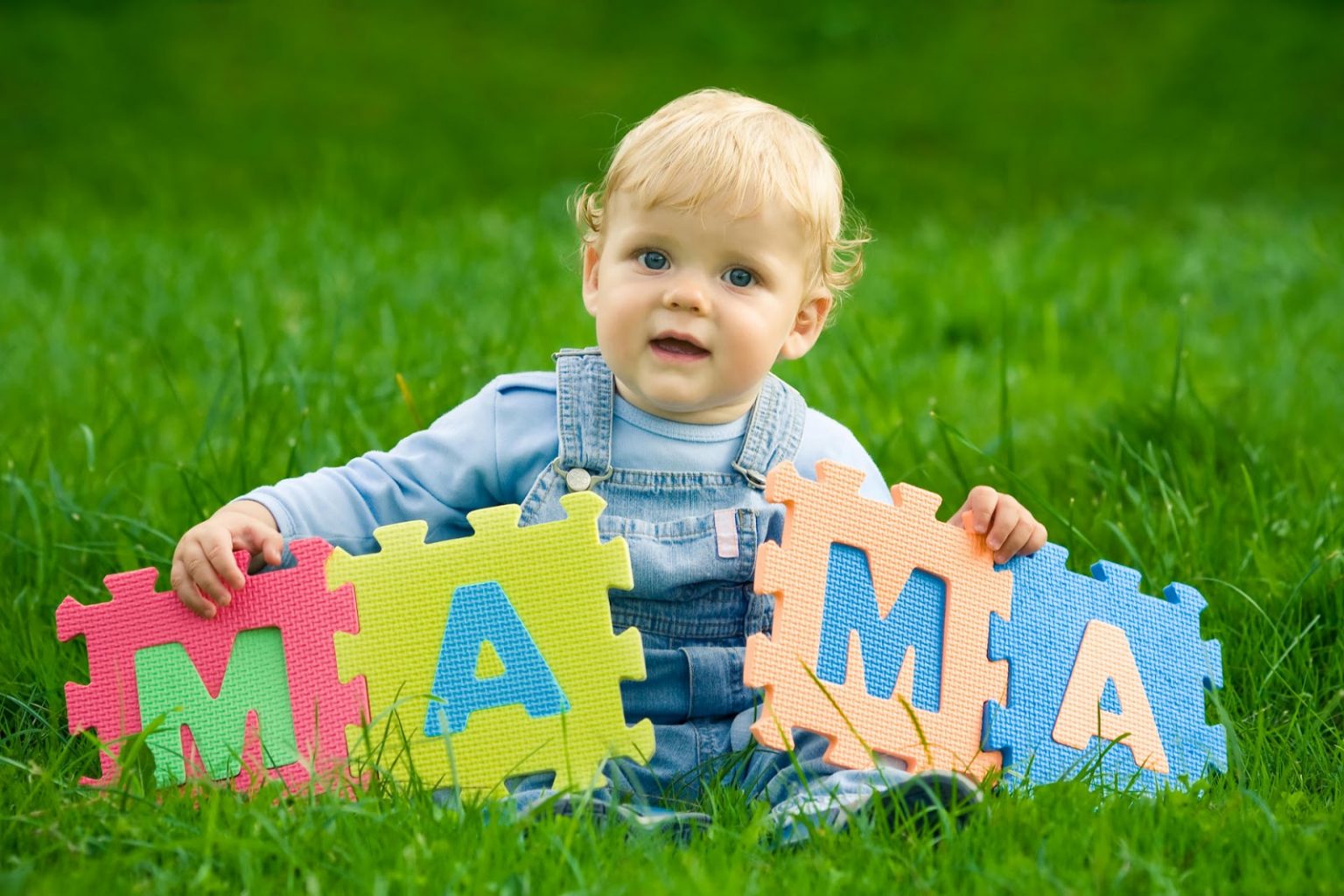 Ребенку 1 год не разговаривает. Раннее развитие детей. Буквы для детей. Первые слова ребенка. Ребенок.