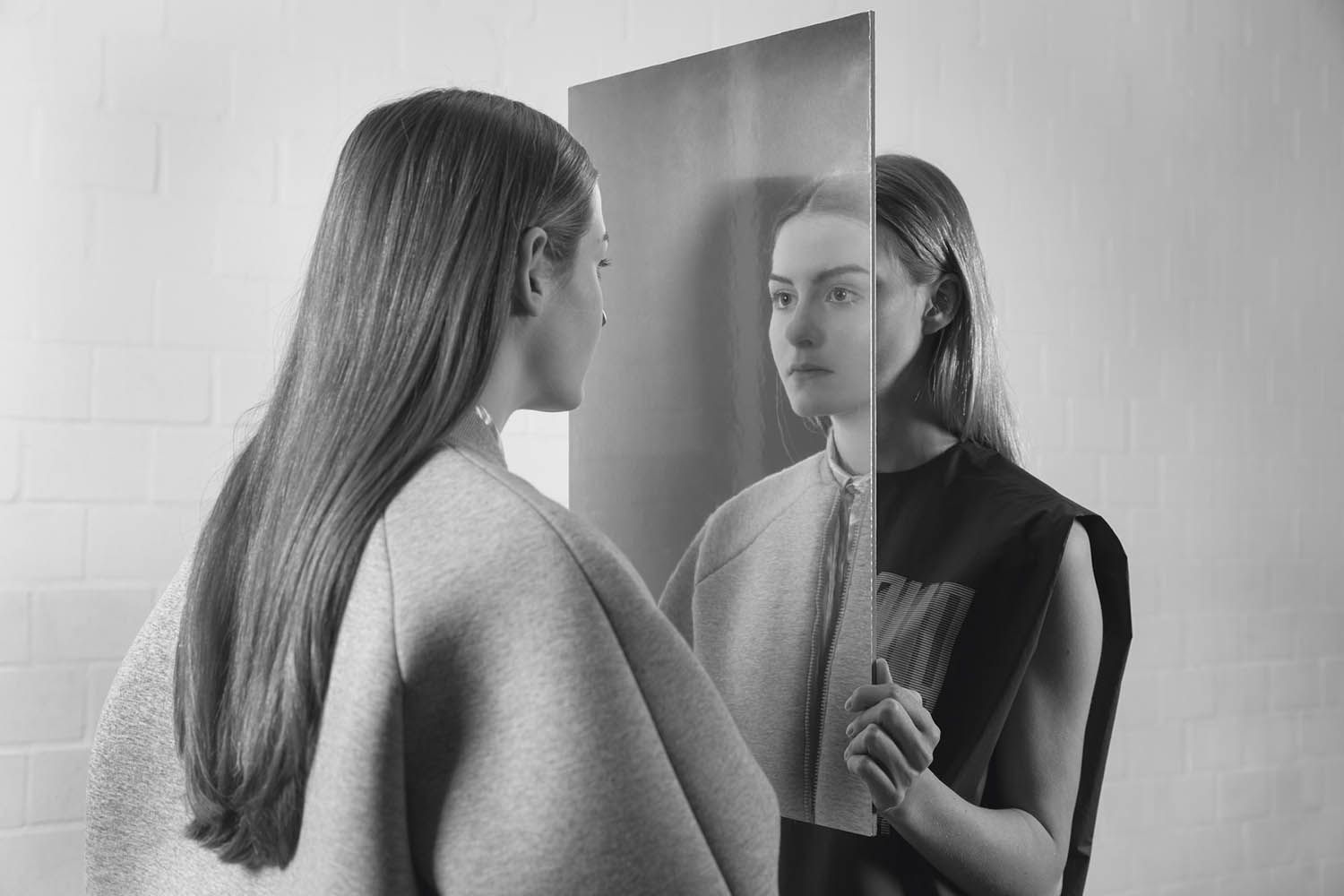 Как мы видим себя в зеркале. Отражение в зеркале. Отражение себя в зеркале. Фотосессия отражение в зеркале. Чужое отражение в зеркале.