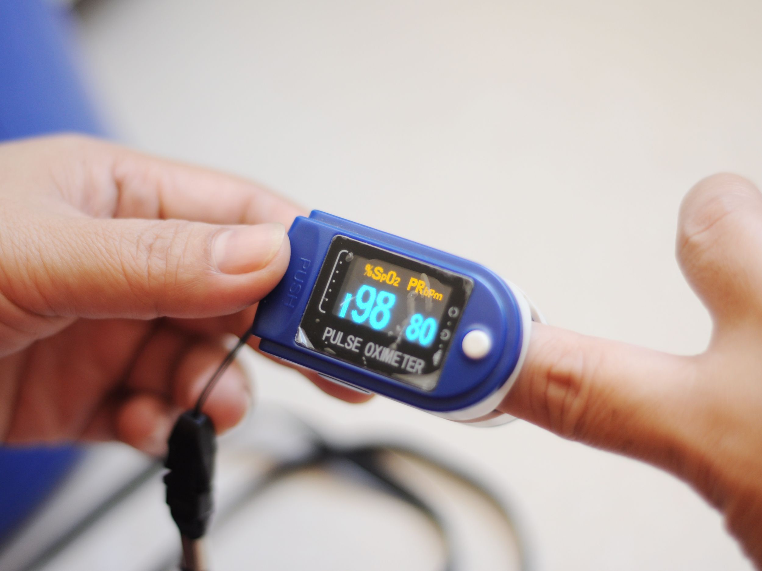 Показатель на приборе. Пульсоксиметр lk88. Lk87 оксиметр. Fingertip Pulse Oximeter lk87. Сатурация кислорода прибор Пульсоксиметр норма.