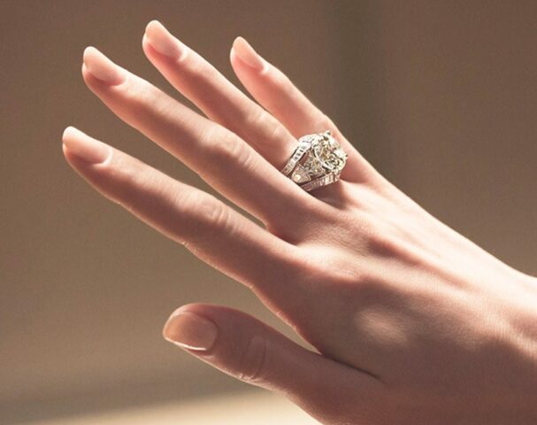 На какой руке следует носить кольцо с бриллиантом?
