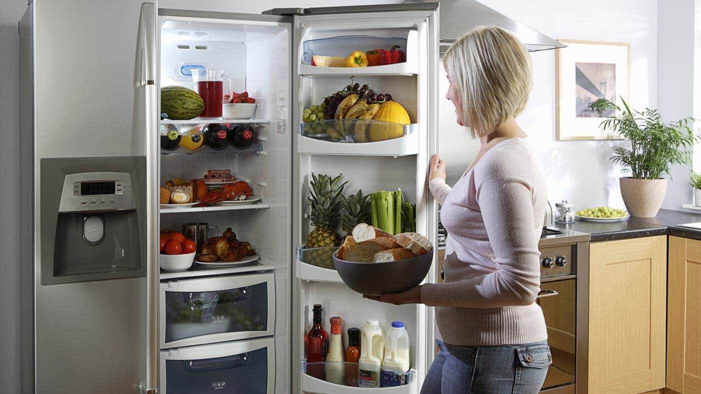 Почему в домашние холодильники. Холодильник. Красивый холодильник. Открытый холодильник на кухне. Холодильник в интерьере.
