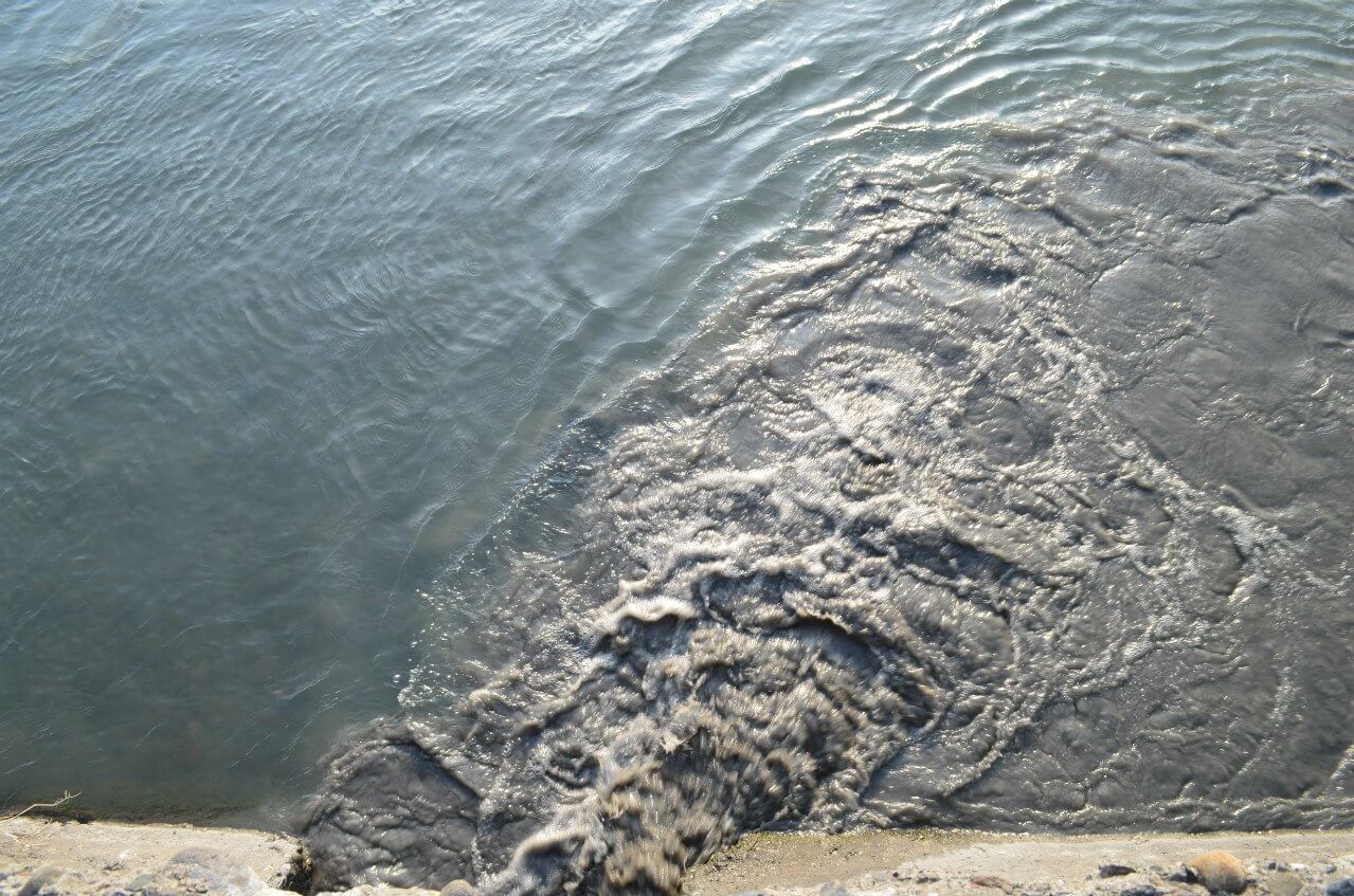 Что означает грязная вода. Грязная вода. Мутная вода. Грязная вода приснилась. Снится грязь грязная вода.