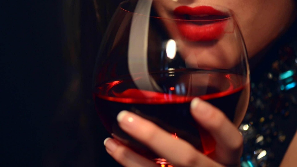 Пить красное вино во сне для девушки thumbnail